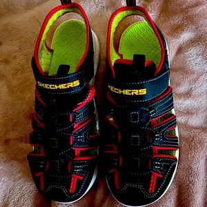 BMW/O tags Skechers SKX slide on sandals Big boys size-7 door are black & red